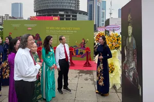 Các đồng chí lãnh đạo, đại biểu, khách mời tham quan trưng bày