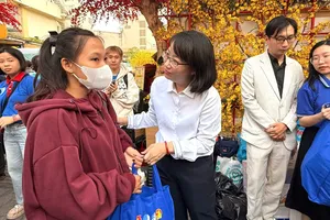 Phó Chủ tịch UBND TPHCM Trần Thị Diệu Thúy tiễn người lao động về quê trên "Chuyến xe mùa xuân" năm 2025