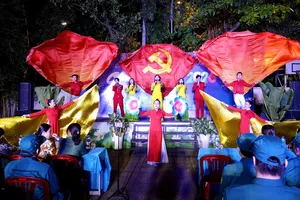 Tiết mục biểu diễn "Cờ bay chiếu sáng Việt Nam" trong chương trình văn nghệ "Chào Năm mới 2026" ở phường Bình Thạnh. Ảnh: THÚY BÌNH