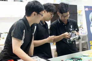 Sinh viên Trường ĐH Khoa học Tự nhiên (ĐH Quốc gia TPHCM) trong giờ học thực hành. Ảnh: THANH HÙNG