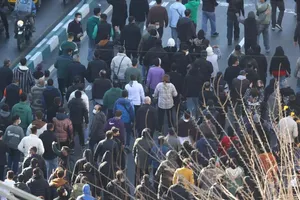 Người biểu tình tuần hành phản đối tại khu trung tâm Teheran, Iran ngày 29-12-2025. Ảnh: AP