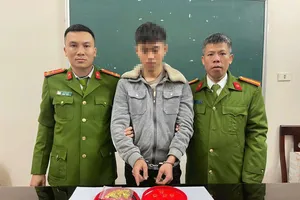 Cơ quan công an bắt giữ Vi Văn Hạnh cùng tang vật. Ảnh: Công an Nghệ An 