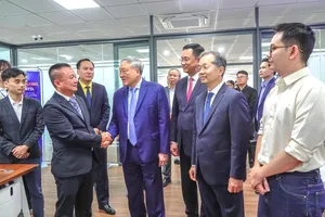 Các đại biểu đi tham quan không gian làm việc Trung tâm Tài chính quốc tế Việt Nam tại TP Đà Nẵng. Ảnh: XUÂN QUỲNH