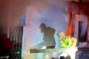 Tổ công tác số 7 - Trạm CSGT Diễn Châu cùng người dân phá cửa ngôi nhà để cứu người. Ảnh cắt từ video