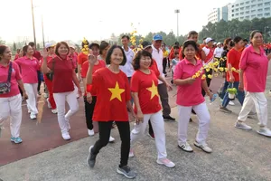 Người dân phường Bình Thạnh tham gia chương trình đi bộ góp tết đến người yếu thế