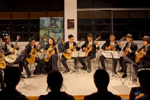 Các thành viên Saigon Classical say mê với cây đàn guitar và âm nhạc cổ điển.