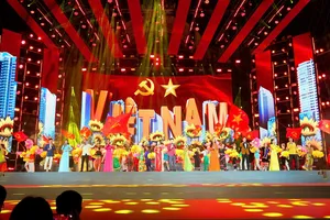 NSND Tạ Minh Tâm, NSƯT Ánh Tuyết, NSƯT Phạm Khánh Ngọc cùng các ca sĩ trẻ biểu diễn bài hát “Việt Nam ơi! Mùa xuân đến rồi”. Ảnh: DŨNG PHƯƠNG