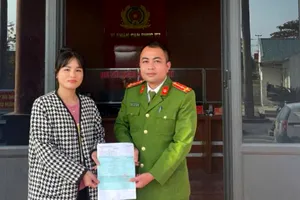 Chị Trần Thị Nguyệt trình báo tại cơ quan Công an xã Hợp Minh