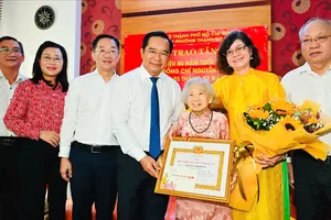 Chủ tịch UBND TPHCM Nguyễn Văn Được trao Huy hiệu 80 năm tuổi Đảng đến đồng chí Nguyễn Thị Dũng