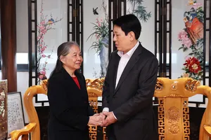 Chủ tịch nước Lương Cường thăm hỏi, chúc tết bà Ngô Thị Mận, phu nhân Tổng Bí thư Nguyễn Phú Trọng. Ảnh: TTXVN