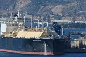 Một tàu chở khí hóa lỏng từ Mỹ dỡ hàng tại một cảng ở Hy Lạp. Ảnh: GETTY IMAGES