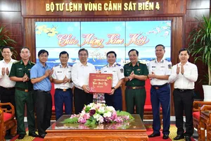 Lãnh đạo TPHCM thăm, chúc Tết Bộ Tư lệnh Vùng 5 Hải quân và Bộ Tư lệnh Vùng Cảnh sát biển 4
