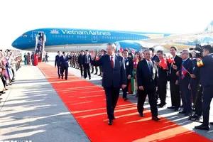 Tổng Bí thư Tô Lâm đến Thủ đô Vientiane, bắt đầu chuyến thăm cấp Nhà nước tới Cộng hòa Dân chủ Nhân dân Lào. Ảnh: TTXVN