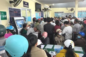 Người dân ùn ùn kéo đến uỷ ban nhân dân xã xin giấy xác nhận. Ảnh: HT