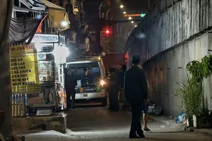 Lực lượng chức năng phong toả hiện trường khám nghiệm điều tra