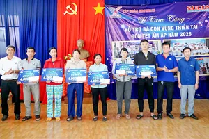 Đại diện Báo Sài Gòn Giải Phóng và Tập đoàn GrowMax trao quà tết đến người dân xã Ô Loan, tỉnh Đắk Lắk