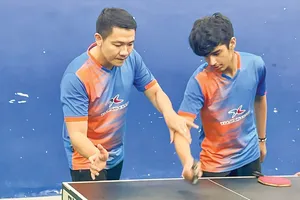 Huấn luyện viên Ti Long trực tiếp hướng dẫn kỹ thuật flick cho học viên trong buổi tập tại Ấn Độ