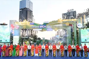 Các đại biểu cắt băng khai mạc Lễ hội Đường sách Tết Bính Ngọ 2026. Ảnh: DŨNG PHƯƠNG