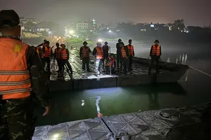 Quân đội hoàn thành lắp đặt cầu phao sông Lô