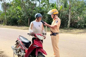Lực lượng cảnh sát giao thông kiểm tra nồng độ cồn người điều khiển phương tiện