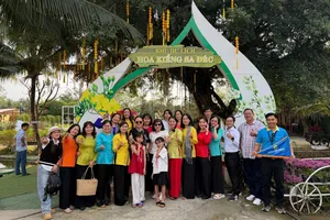 Mùng 1 tết, khách rộn ràng du xuân Bính Ngọ