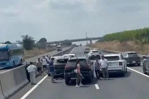 Liên tiếp 3 vụ tai nạn giao thông khiến cao tốc Phan Thiết - Dầu Giây ùn ứ nghiêm trọng chiều 23-2