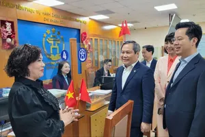 Chủ tịch UBND TP Hà Nội Vũ Đại Thắng trao đổi với một công dân đến làm thủ tục hành chính tại Trung tâm Phục vụ hành chính công chi nhánh số 3. Ảnh: QUỐC KHÁNH