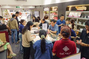 Đông đảo khách hàng mua bạc trong ngày Vía Thần tài tại Công ty Ancarat phường Nguyễn Cư Trinh, TPHCM. Ảnh: HẠNH NHUNG