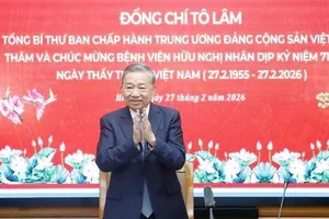 Tổng Bí thư Tô Lâm thăm, chúc mừng cán bộ, nhân viên y tế Bệnh viện Hữu nghị Nhân dịp kỷ niệm 71 năm Ngày Thầy thuốc Việt Nam chiều 27-2. Ảnh: TTXVN