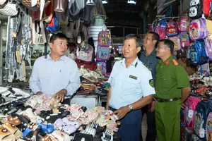 Lực lượng chức năng kiểm tra hàng hóa ngăn ngừa tình trạng buôn lậu, gian lận thương mại và hàng giả trên địa bàn tỉnh An Giang