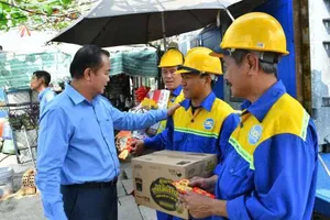 Đồng chí Lê Quốc Tuấn – Bí thư Đảng ủy, Chủ tịch HĐTV Công ty TNHH MTV Thoát nước đô thị TPHCM, thăm và chúc tết Công nhân trực tết tại trạm bơm Cầu An Lạc