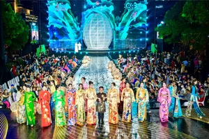 Áo dài là cầu nối giới thiệu vẻ đẹp Việt Nam