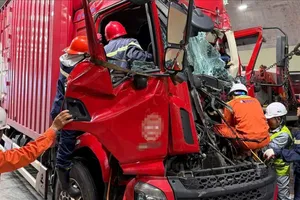 Phần đầu xe tải bị hư hỏng, biến dạng