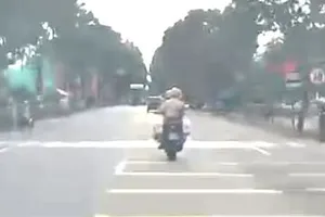 Lực lượng CSGT dẫn đường xe taxi đưa người bệnh đi cấp cứu