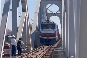 Thông tuyến đường sắt Bắc - Nam đoạn qua cầu Ghềnh, tỉnh Đồng Nai