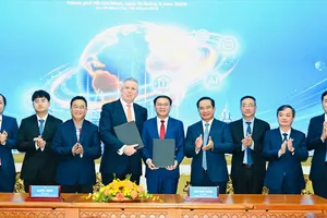 Sở Khoa học và Công nghệ TPHCM cùng Công ty Accelerated Infrastructure Capital (AIC) và các đối tác quốc tế ký biên bản ghi nhớ hợp tác (MOU), trao hồ sơ đề nghị cấp giấy chứng nhận đăng ký đầu tư dự án trung tâm dữ liệu AI. Ảnh: VIỆT DŨNG