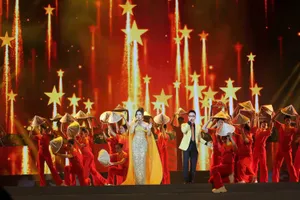 Ca sĩ Phương Vy và Hoàng Bách biểu diễn mashup “Vinh quang đang chờ ta - Cùng bước tới vinh quang” trong chương trình nghệ thuật đặc biệt "Ánh sáng niềm tin và khát vọng". ẢNH: DŨNG PHƯƠNG