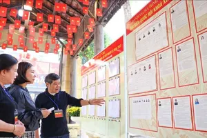 Mọi công tác chuẩn bị tại khu vực bỏ phiếu số 05, Trường THCS Trưng Vương (phường Cửa Nam) đã cơ bản hoàn tất để đón cử tri đi bầu cử. Ảnh: TTXVN