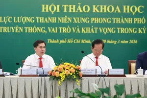 Các đồng chí chủ trì hội thảo sáng 20-3. Ảnh: NGUYỄN HOÀNG