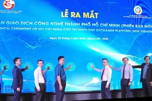 Đồng chí Đặng Minh Thông (thứ 4 từ phải vào) cùng các đại biểu nhấn nút chính thức vận hành Sàn Giao dịch Công nghệ TPHCM phiên bản mới. ẢNH QUANG HUY