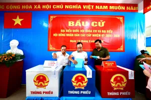Cử tri bỏ phiếu tại khu vực bỏ phiếu số 9, phường Cát Lái. Ảnh: DŨNG PHƯƠNG