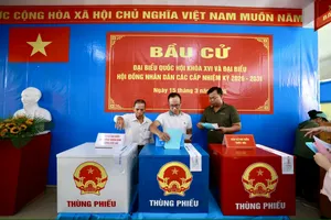 Cử tri bỏ phiếu tại khu vực bỏ phiếu số 9, phường Cát Lái. Ảnh: DŨNG PHƯƠNG