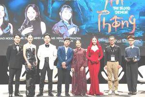 Ê-kíp đoàn phim "Phí phông: Quỷ máu rừng thiêng" tại sự kiện showcase ở Hồng Kông. Ảnh: CJHK