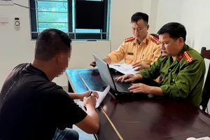 Lực lượng công an làm việc với chủ xe bán tải gây cản trở giao thông. Ảnh: Công an Nghệ An