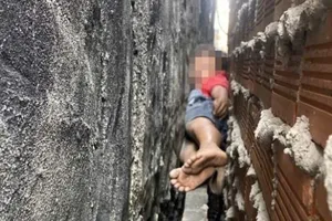 Giải cứu kịp thời bé trai mắc kẹt giữa hai bức tường