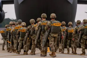 Binh sĩ Sư đoàn dù 82 lên máy bay C-130 tại căn cứ quân sự ở bang North Carolina, Mỹ. Ảnh: US ARMY