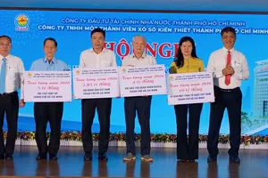 Ban lãnh đạo Công ty XSKT Thành phố Hồ Chí Minh gồm ông Nguyễn Quốc Chiến - Chủ tịch HĐTV (ngoài cùng bìa phải) và ông Trương Vĩnh Tùng - Bí thư Đảng ủy, Tổng Giám đốc (ngoài cùng bìa trái) trao bảng tượng trưng đóng góp hơn 20 tỷ đồng cho các hoạt động từ thiện - xã hội vào cuối năm 2025 vừa qua