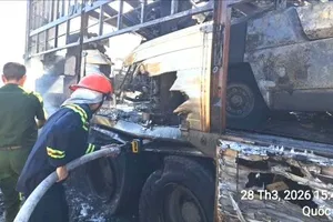 Cháy ô tô tải trên cao tốc Cam Lâm - Vĩnh Hảo, giao thông ùn tắc