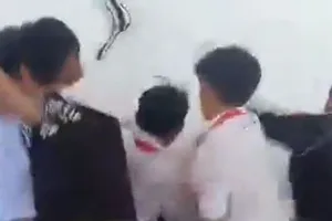 Nhóm học sinh lớp 8 ở Lâm Đồng đánh bạn. Ảnh cắt từ clip
