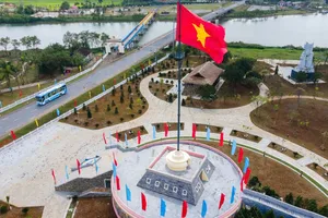 "Cột cờ giới tuyến"nằm bờ Bắc sông Bến Hải là chứng nhân lịch sử cho cuộc chiến "đấu cờ" ở hai bên vùng giới tuyến sau hiệp định Geneve năm 1954. 